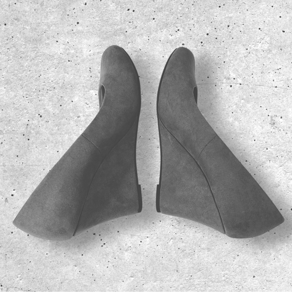 Dexflex Comfort Faux Suede Gray Wedge Heels. Size 8 - Picture 9 of 12